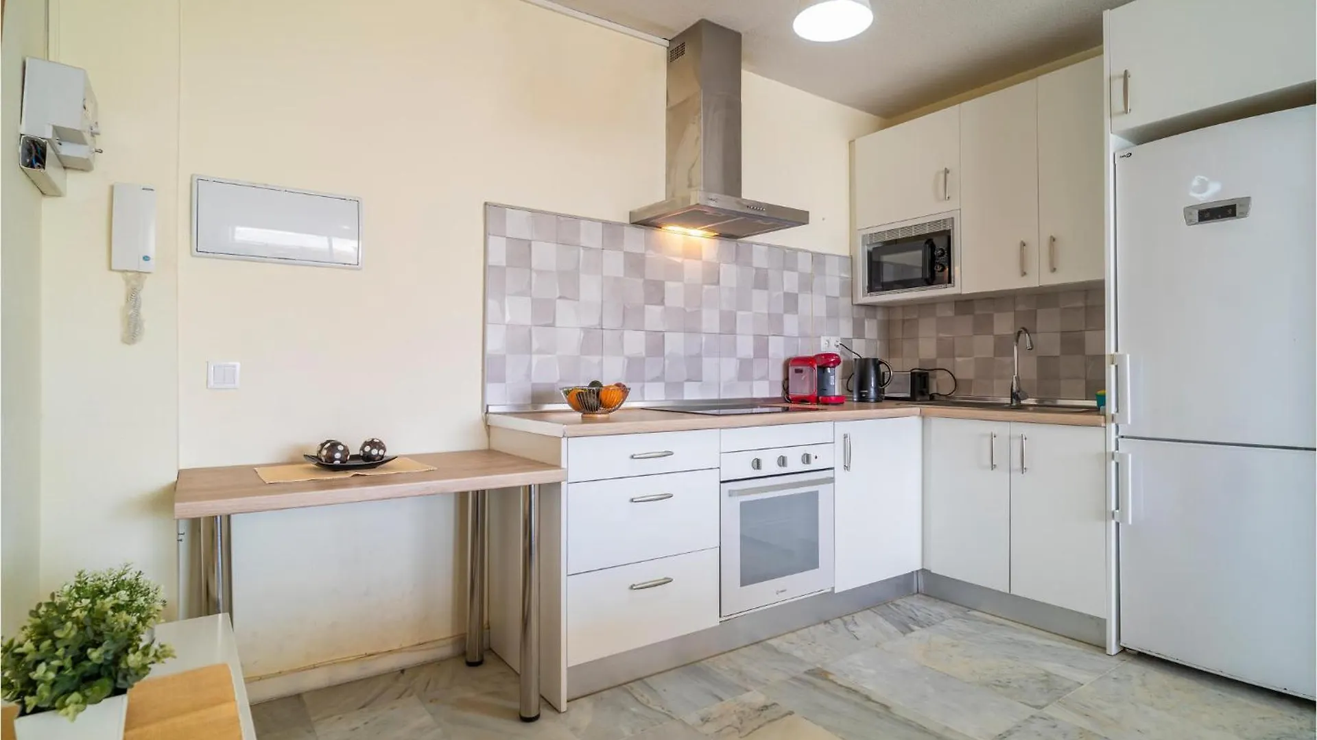 Stunning Apartment In Benalmádena 0*,